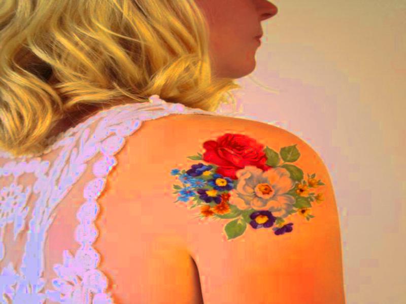 Tatuaje flor en el hombro
