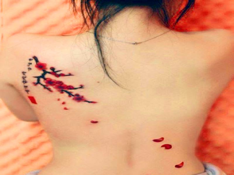 Tatuajes flores espalda mujer