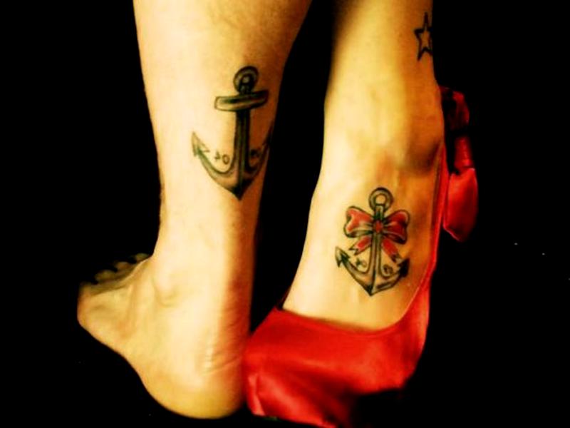 tatuaje con anclas en las piernas para parejas