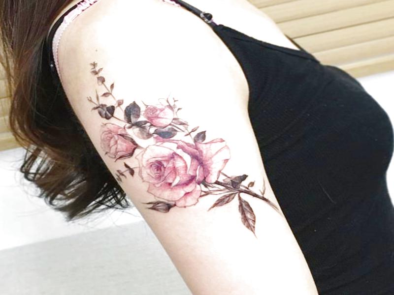 tatuaje de flores brazo mujer