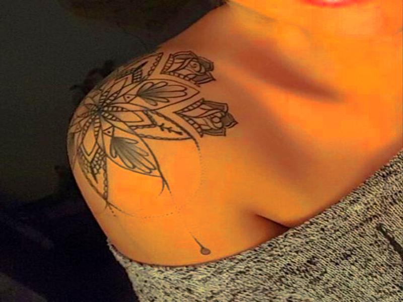 tatuaje flor hombro mujer en negro