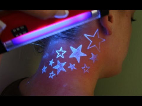 Tatuaje blanco de estrellas visto con luz ultravioleta